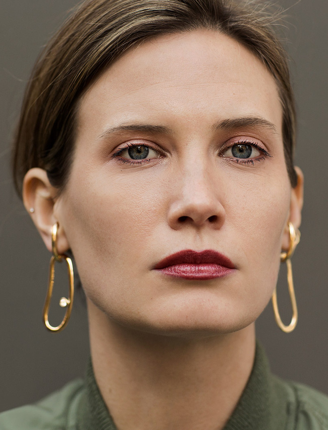 Wanted : une paire d'�tranges boucles d'oreilles dor�es oversize