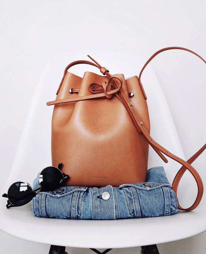 Intemporel et facile � porter, le sac seau camel a tout bon !
