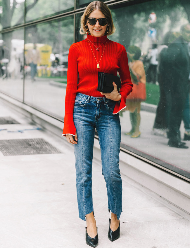 Rien de tel qu'un jean 7/8 l�g�rement neige pour twister le duo rouge et noir