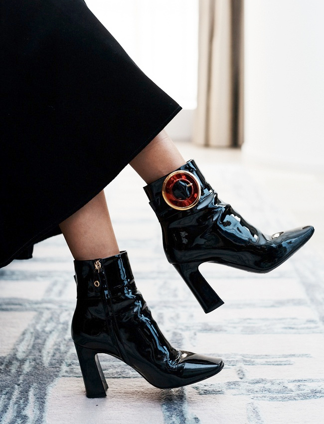 Entre cuir cir�, inclinaison parfaite et boucle fantaisie, ces bottines Louis Vuitton ont tout bon !