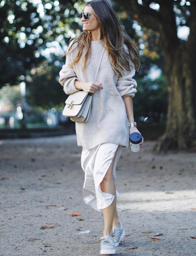Maxi pull + robe midi effet satin = le bon mix