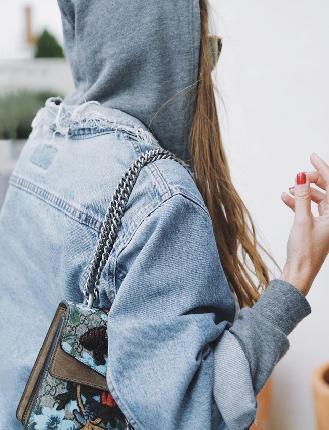 On ne se lasse pas du duo hoodie/veste en jean !