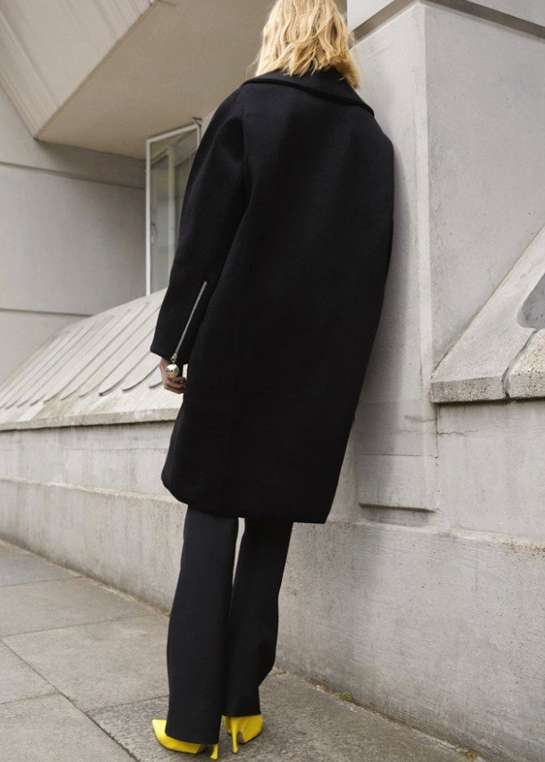 Rien de tel qu'une paire d'escarpins color�s pour d�rider un total look sombre