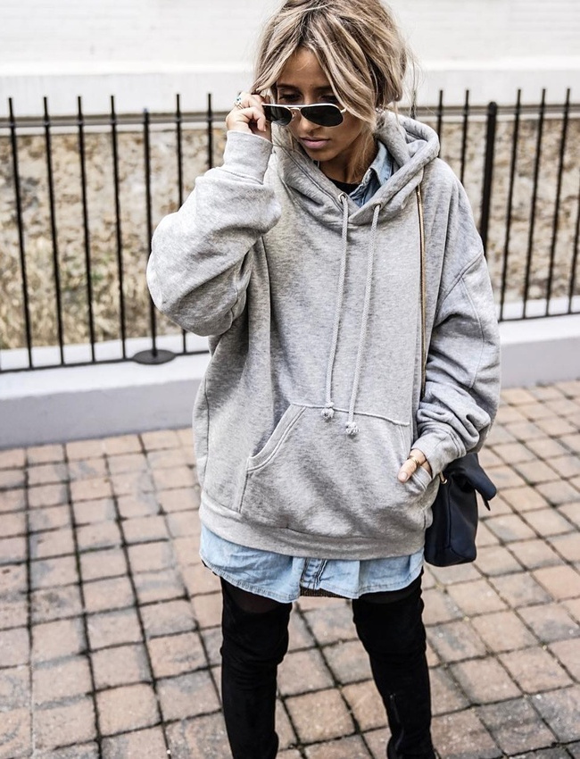 Sweat oversize + longue chemise en jean = le bon mix