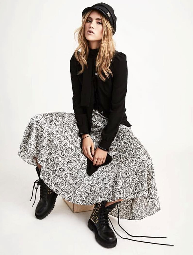 Godillots noirs + jupe longue + pull carbone = le bon mix