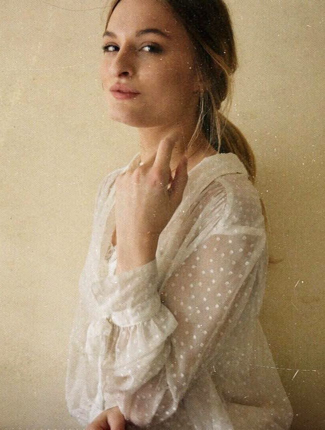 Entre volume subtilement vaporeux et plumetis immacul�, cette blouse Free People a tout bon !