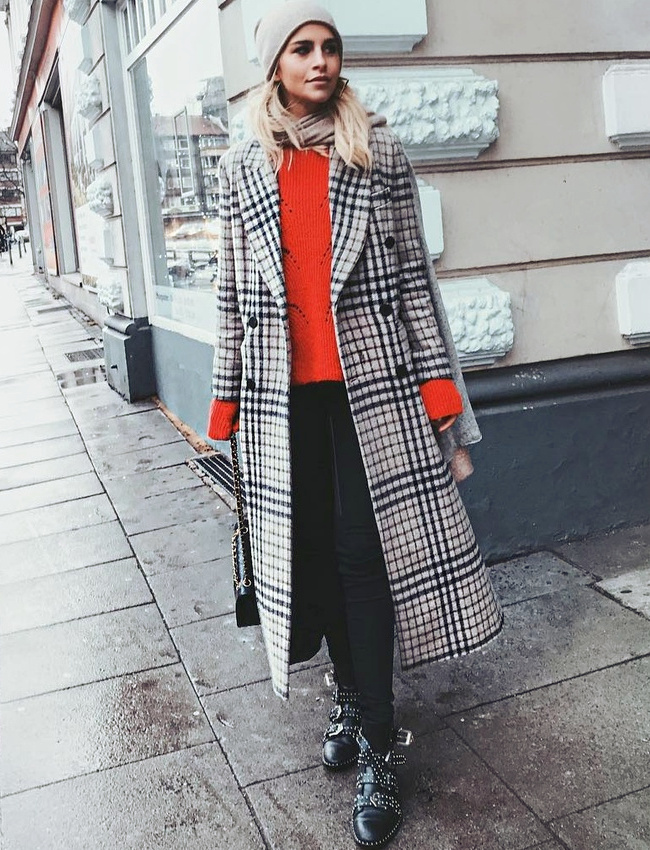 Le pull rouge sied bien aux looks dans l'air du temps !