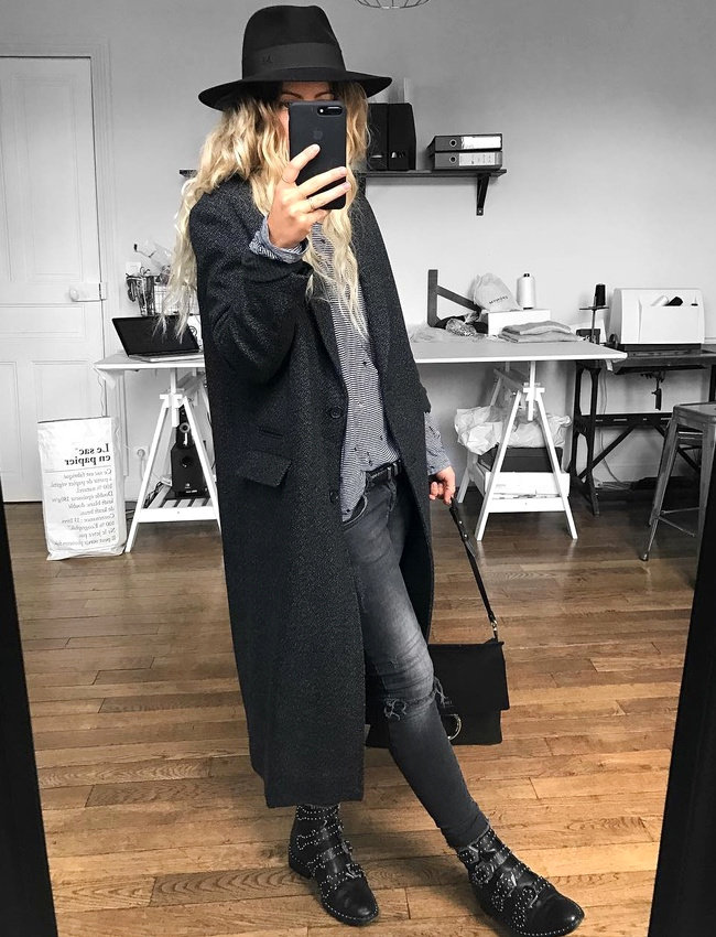 Manteau long + boots rock + fedora = le bon mix