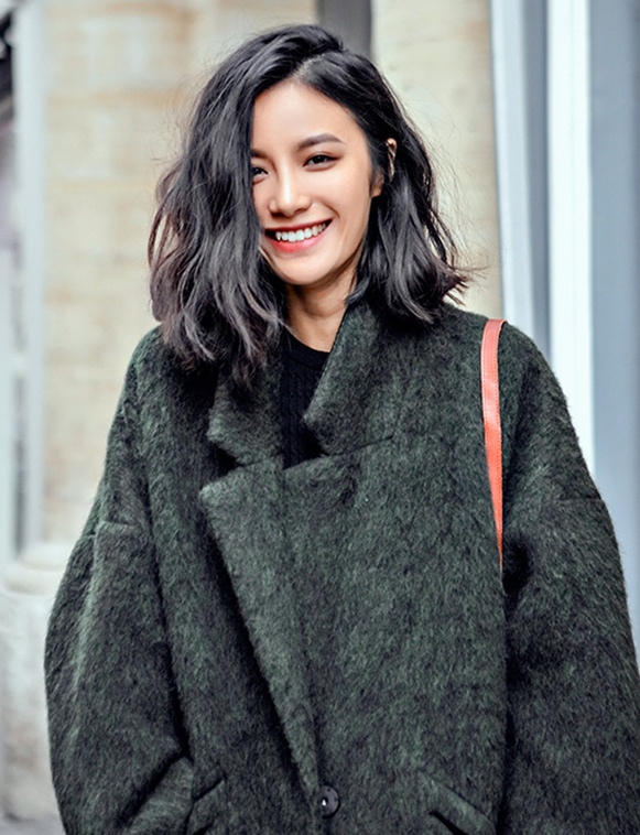 Wanted : un manteau masculin aux �paules descendues