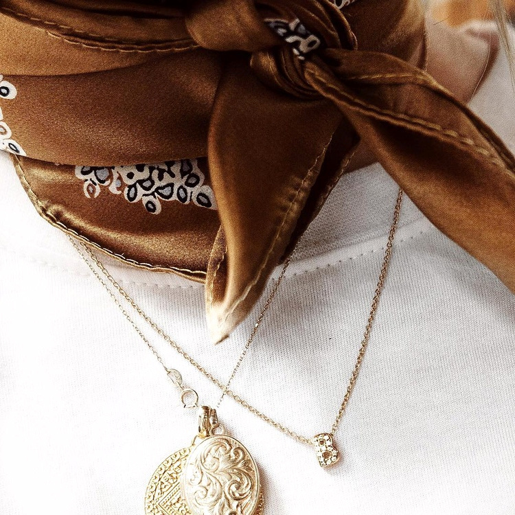 Foulard nou� pr�s du cou + tee-shirt blanc + m�daillons = le bon mix