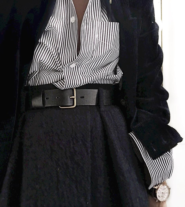 Ample jupette taille haute + chemise ray�e g�n�reusement d�boutonn�e gliss�e dans la jupe = le bon mix