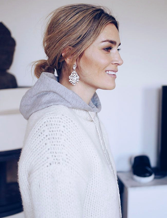 Boucles d'oreilles scintillantes + sweat � capuche + pull en grosse maille = le bon mix