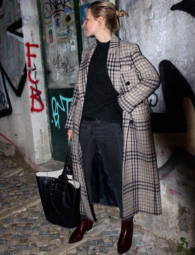 Long manteau � carreaux + look pr�s du corps = le bon mix