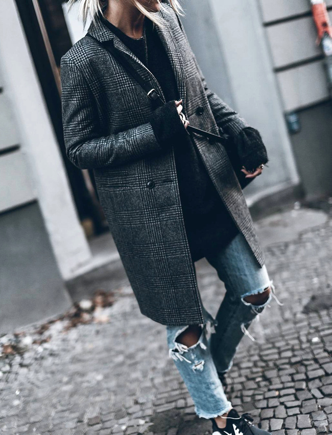 Manteau droit � carreaux masculin + jean d�chir� = le bon mix