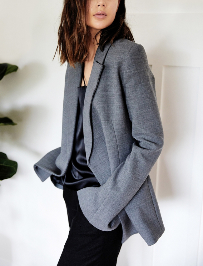 Entre gris classique et manches trop longues, ce blazer a tout bon !