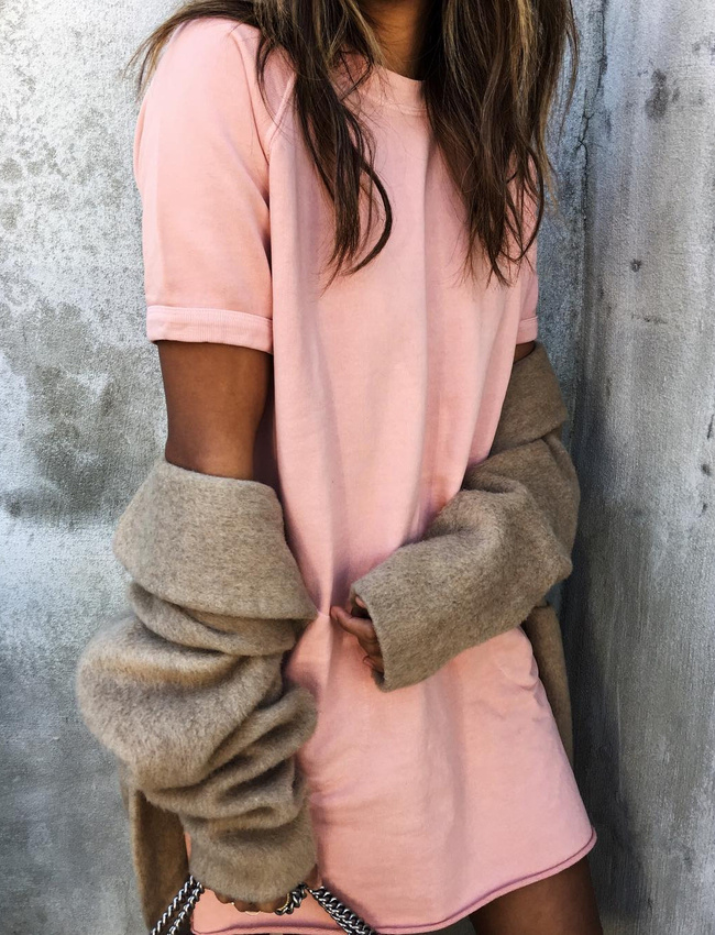 Robe sweat rose + long gilet camel = le bon mix