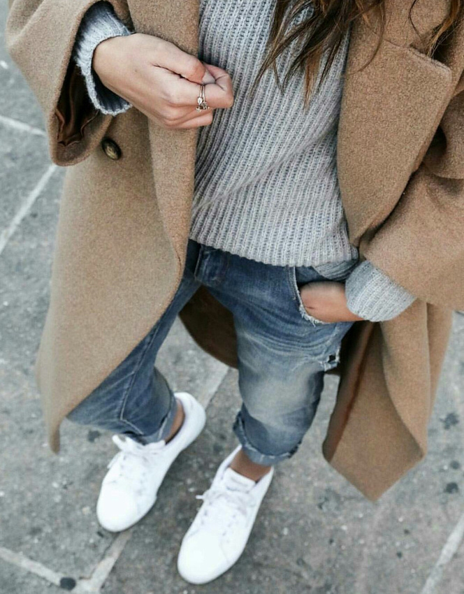 Le duo baskets blanches/pardessus beige est toujours aussi efficace !