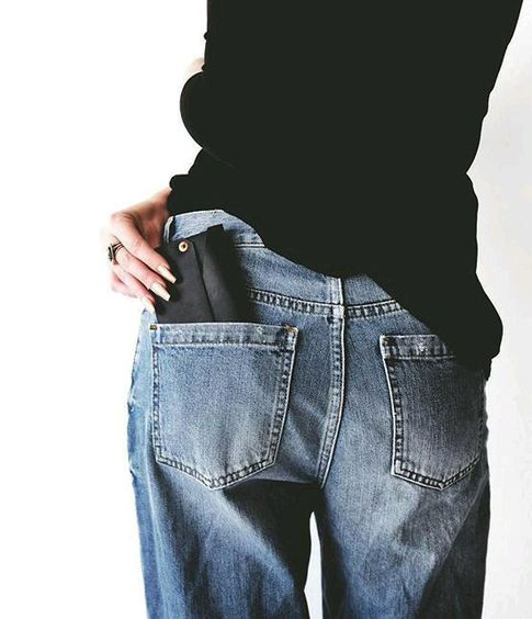 Jean un peu large + pull moulant noir = le bon mix