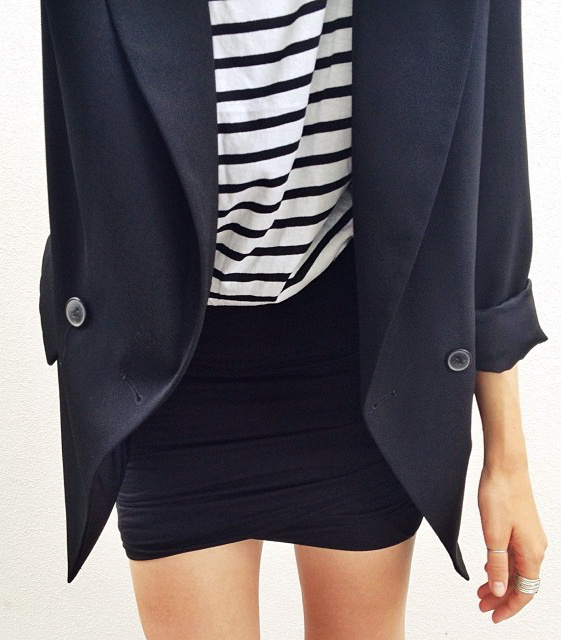 Cette saison, on use et abuse du gimmick nineties blazer large/micro jupe !