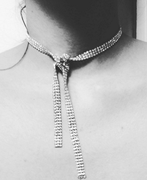 La souplesse du ruban sied bien au collier de micro diamants