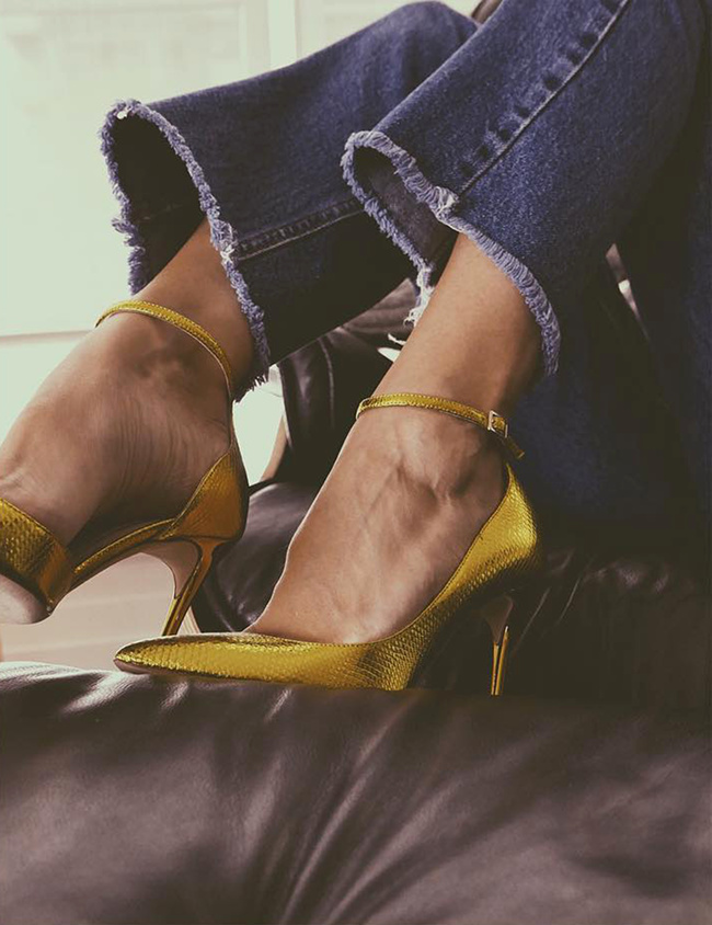 Escarpins sexy dor�s + jean flare 7/8 effiloch� = le bon mix