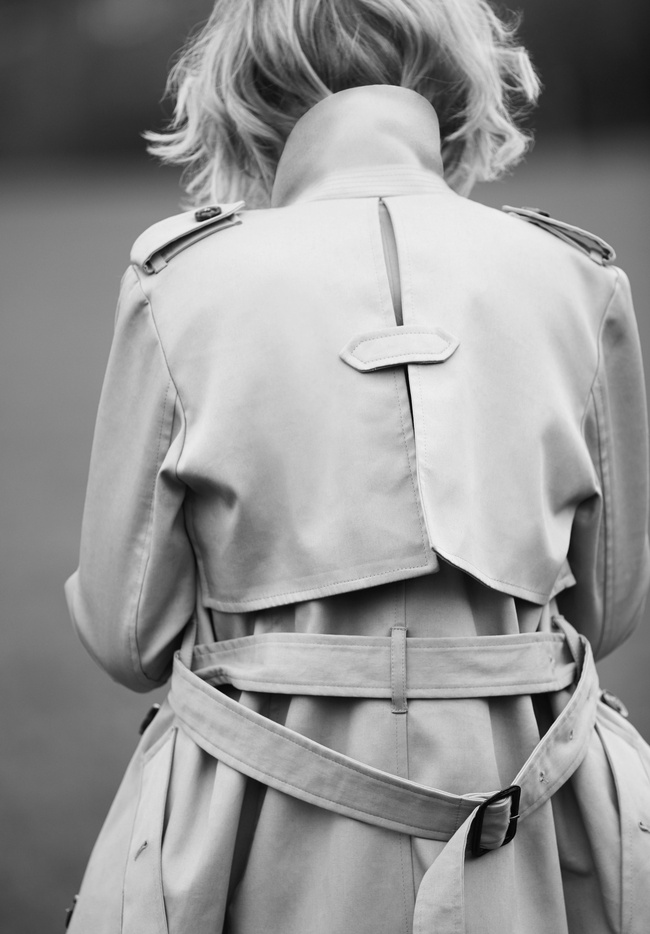 Enfiler un trench, l'un des secrets d'une allure irr�prochable...