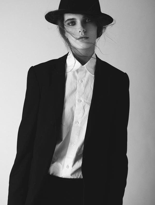 Il suffit parfois d'oublier de repasser sa chemise pour r�ussir � twister un look ultra sobre...