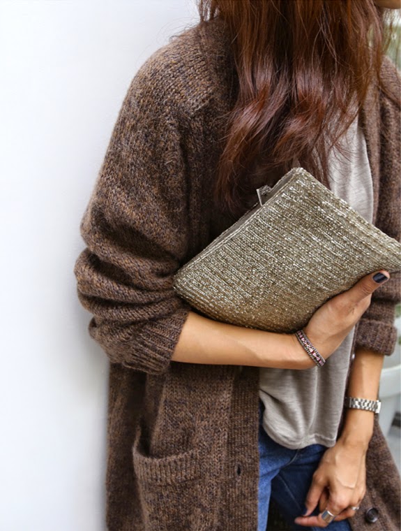 Long gilet cosy cappuccino + pochette � sequins dor�s = le bon mix