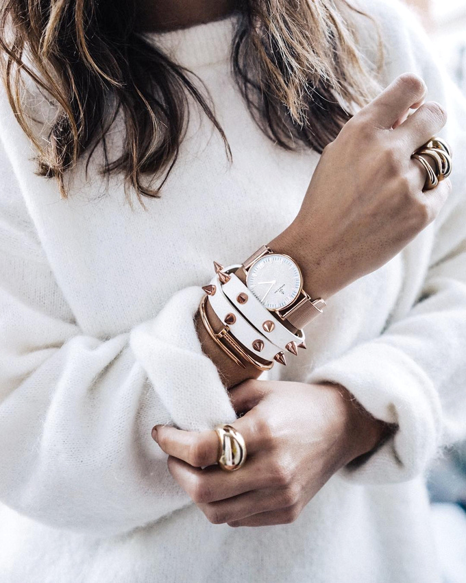 Rien de tel qu'une accumulation de bijoux pour r�veiller un douillet pull-over