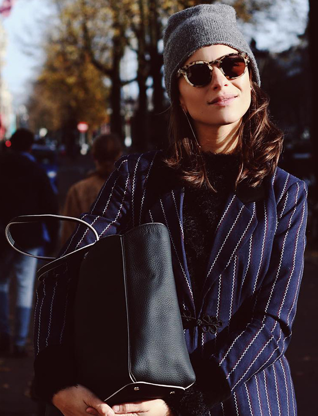 Rien de tel qu'un bonnet gris unisexe pour twister un look de working girl chic !