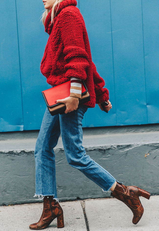 Pull torsad� rouge + bottines marron + jean clair coup� court sur la cheville = le bon mix