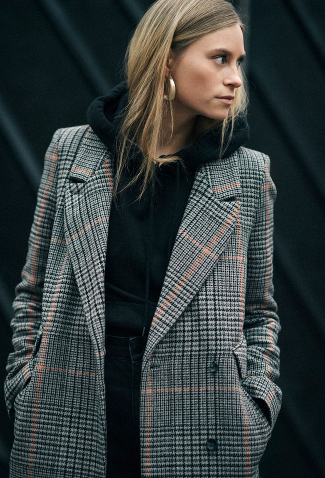 Le manteau � carreaux se marie bien � la nonchalance sporty du sweat � capuche