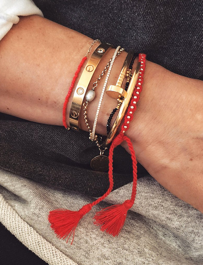 Bracelets dor�s + bracelets pr�cieux + liens rouges = le bon mix