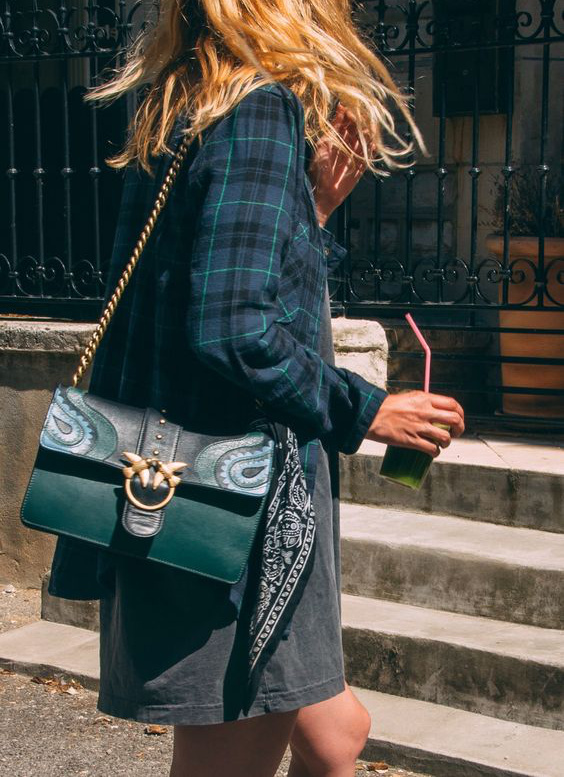 Sac fantaisie baroque/bourgeois/vintage + tenue grungy = le bon mix