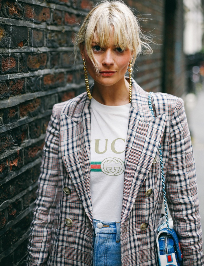 Longues boucles d'oreilles + blazer � carreaux + tee-shirt = le bon mix
