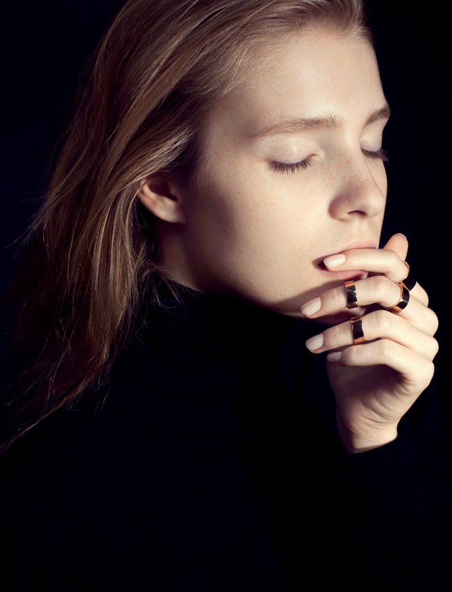 Rien de tel qu'un fin pull col roul� noir pour sublimer des bijoux dor�s