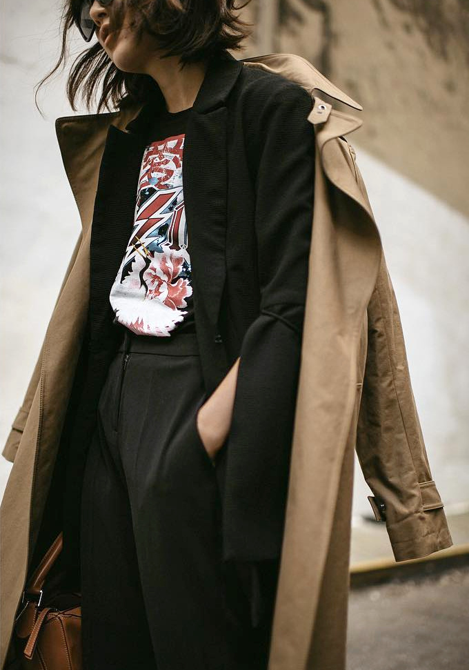 Trench-coat + costume + tee-shirt fantaisie = le bon mix