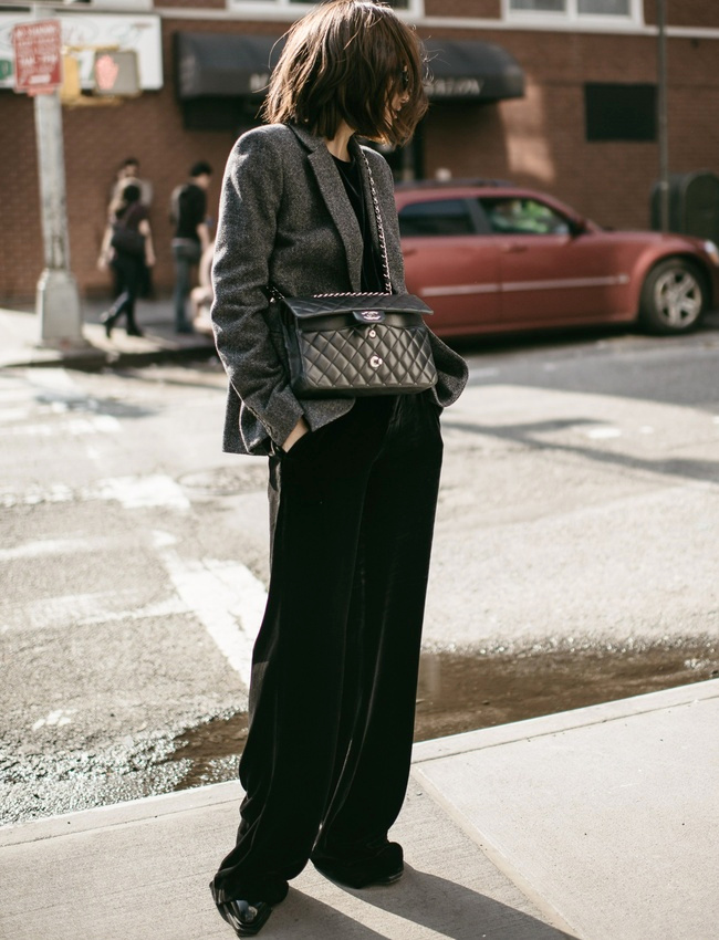 R�chauff� d'un blazer boyish, le pantalon large en velours gagne en portabilit�