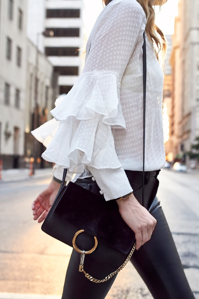 Blouse romantique + leggings en cuir = le bon mix