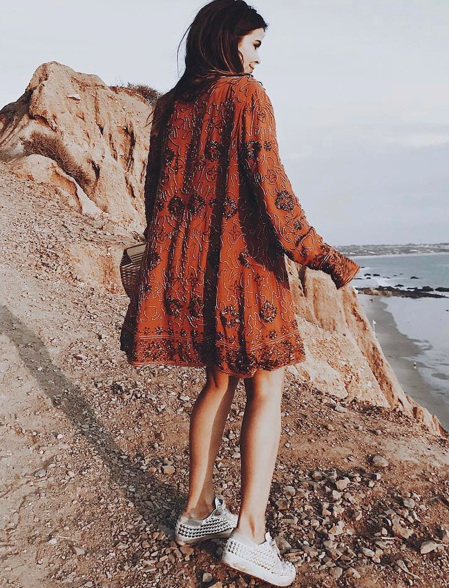 Oui au t�lescopage entre baskets rock et veste folk !