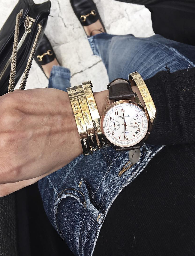 On ne se lasse pas de l'accumulation bracelets dor�s rigides/montre masculine