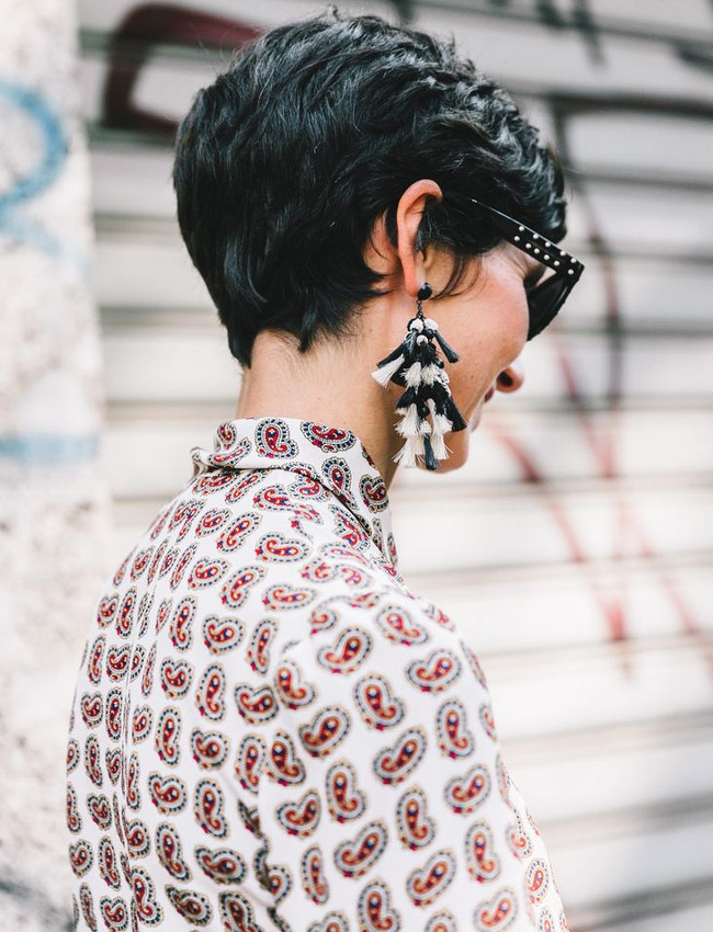 Cheveux cours + boucles d'oreilles oversize = le bon mix