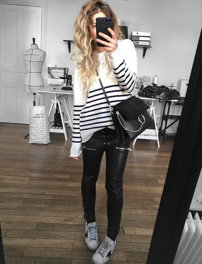 Rien de tel que des rayures marini�re pour adoucir un slim en cuir !