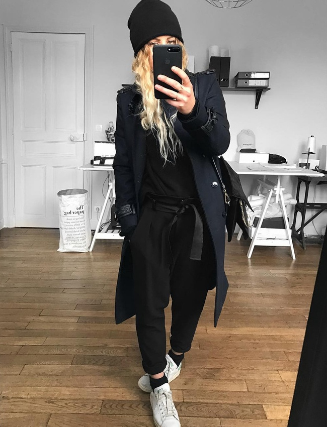 Manteau bleu marine + look carbone + longs cheveux blonds = le bon mix