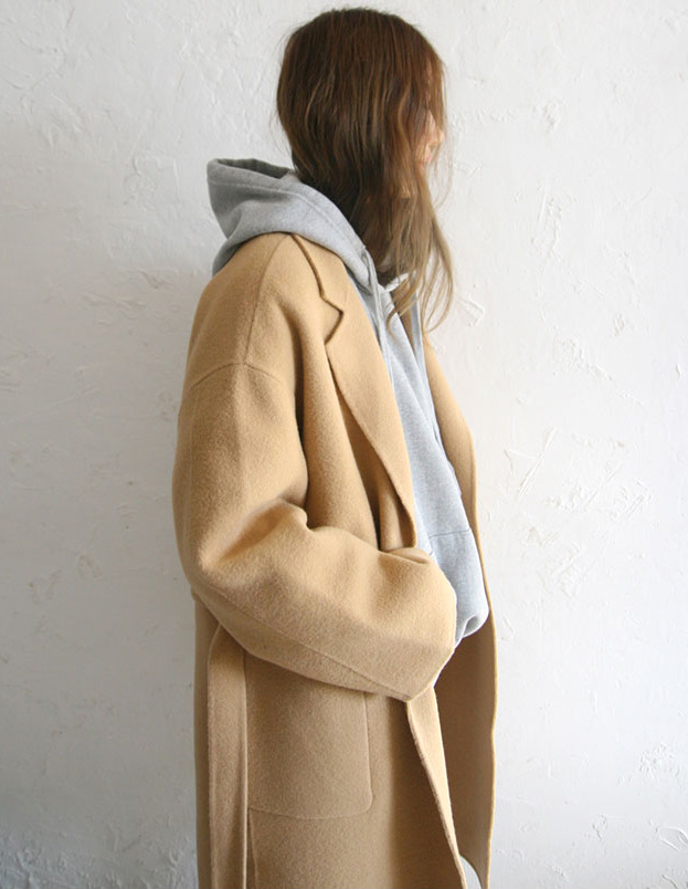 Pardessus camel + sweat � capuche gris = le bon mix