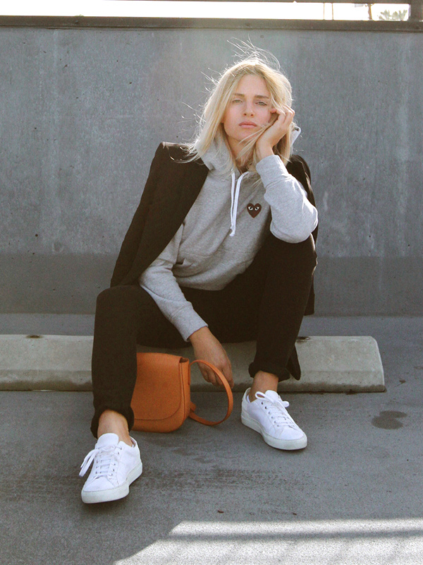 Sweat gris � capuche + blazer noir = le bon mix