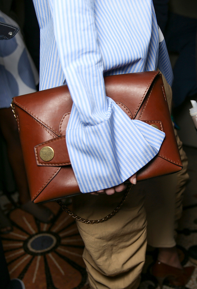 Pochette en cuir oversize marron + fines rayures pyjama = le bon mix