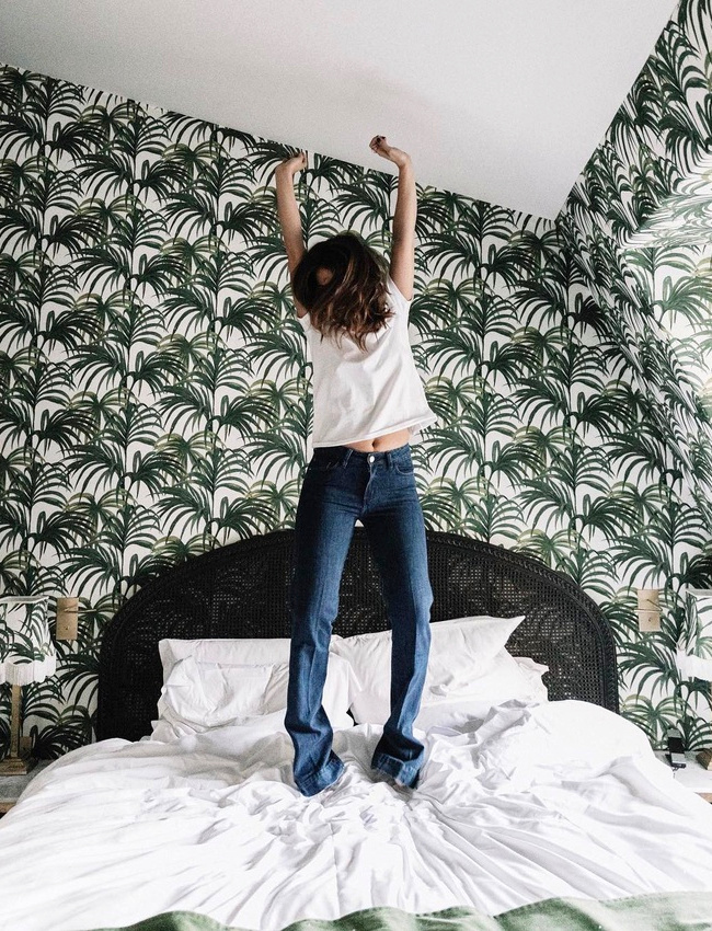 Rien de tel qu'un papier peint palmier pour transcender les murs de sa chambre � coucher !