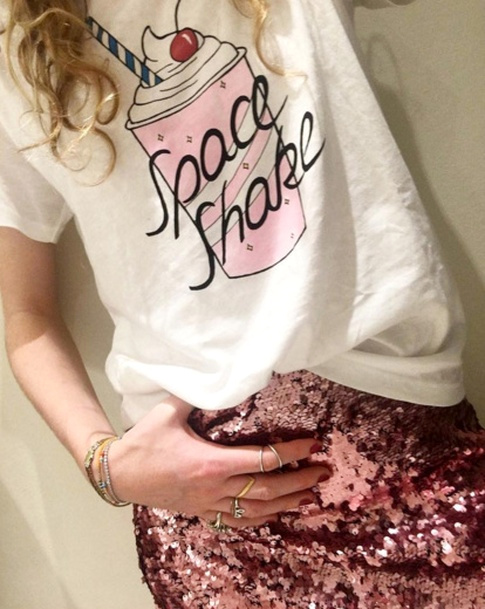 Tee-shirt funky + jupe � paillettes = le bon mix