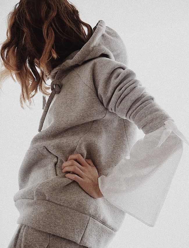 Rien de tel qu'une blouse dans l'air du temps pour sophistiquer un sweat � capuche !